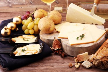 Lezzetli geleneksel İsviçre raclette peynir doğranmış kaynatın üzerinde erimiş