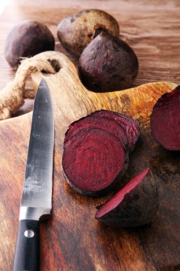 ahşap arka plan üzerinde bir kesme tahtası üzerinde çiğ kırmızı pancar