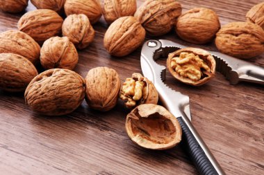 Ceviz taneleri ve kahverengi ahşap masa üzerinde bütün ceviz