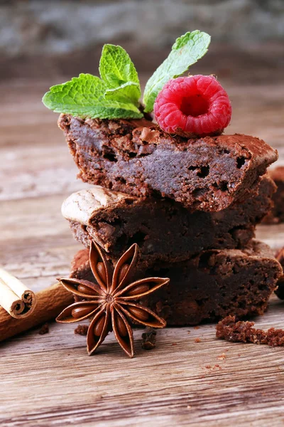 Шоколадный кекс десерт с корицей и специями на woo — стоковое фото