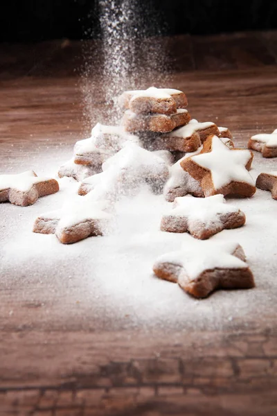 Vánoční cukroví domácí perník s cukru prášek. hvězda c — Stock fotografie