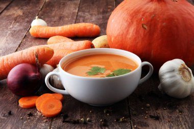 Krem ve maydanoz ile kabak ve havuç çorbası 