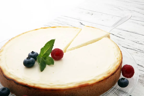 Tarta de queso casera con bayas frescas y menta para el postre - él —  Fotos de Stock