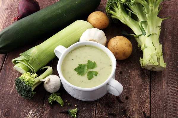 Bowl of broccoli cream soup isolated on white background — Stock Photo, Image
