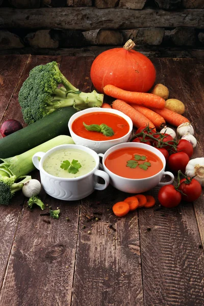 Різноманітність барвистих овочів вершкових супів та інгредієнтів для s — стокове фото