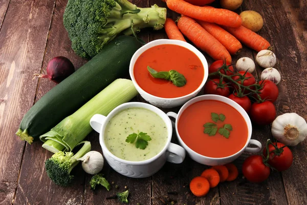Variedade de legumes coloridos sopas de creme e ingredientes para s — Fotografia de Stock