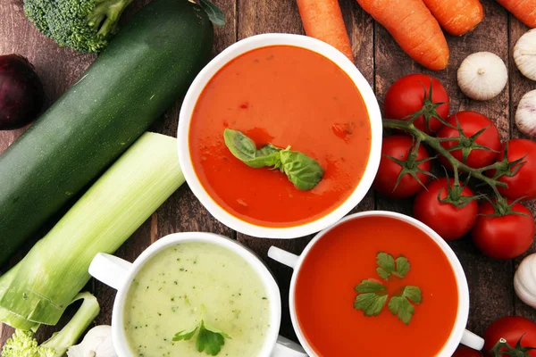 Variedade de legumes coloridos sopas de creme e ingredientes para s — Fotografia de Stock