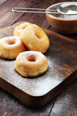 pudra şekeri donuts rustik kahverengi masada