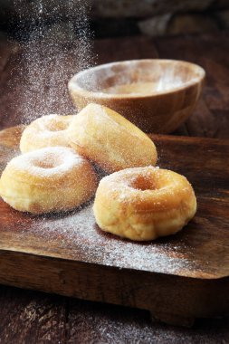 pudra şekeri donuts rustik kahverengi masada
