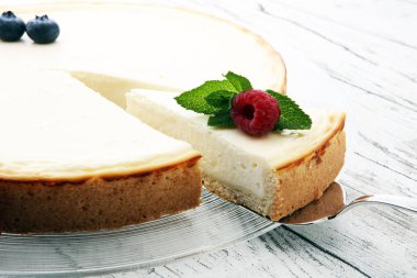 Ev yapımı cheesecake taze meyveleri ve tatlı - nane ile o