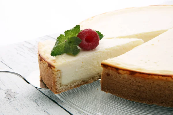 Σπιτικό cheesecake με φρέσκα μούρα και δυόσμο για επιδόρπιο - αυτός — Φωτογραφία Αρχείου