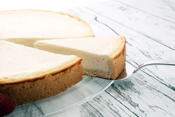 Gâteau au fromage fait maison avec des baies fraîches et menthe pour le dessert - il — Photo