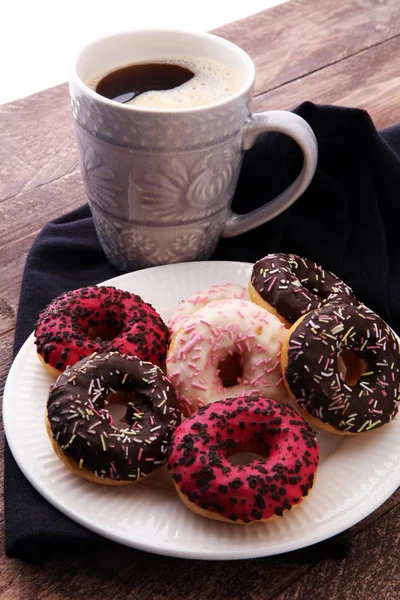 ドーナツと木製の背景の甘い朝食のコーヒー — ストック写真