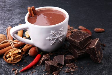 sıcak çikolata, tarçın, fındık ve çikolata dar bir