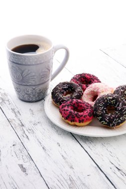 çörek ve kahve ahşap arka plan üzerinde tatlı bir kahvaltı için