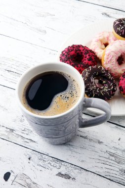 çörek ve kahve ahşap arka plan üzerinde tatlı bir kahvaltı için