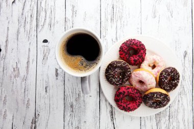 çörek ve kahve ahşap arka plan üzerinde tatlı bir kahvaltı için