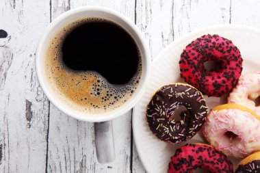 çörek ve kahve ahşap arka plan üzerinde tatlı bir kahvaltı için