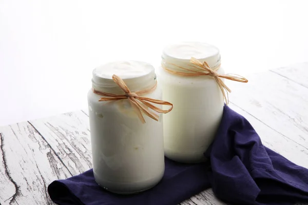 Грецький йогурт у скляній банці. натуральний вершковий йогурт — стокове фото