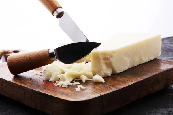 Um queijo parmigiano reggiano parmesão autêntico envelhecido com queijos — Fotografia de Stock