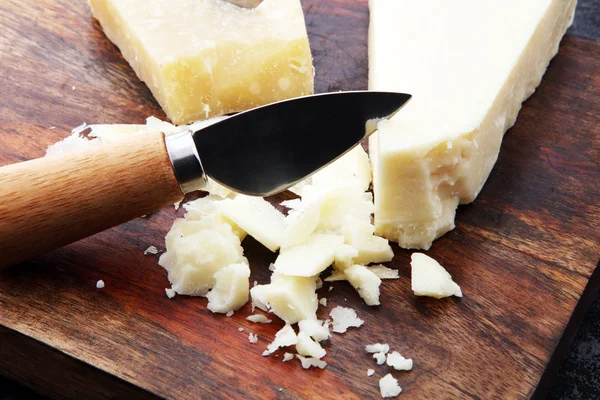 Старий справжній парміджіано-рег'яно пармезанський сир з сиром — стокове фото