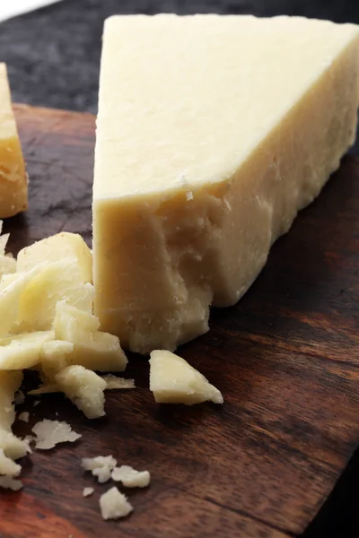 An aged authentic parmigiano reggiano parmesan cheese with chees — Stock Photo, Image