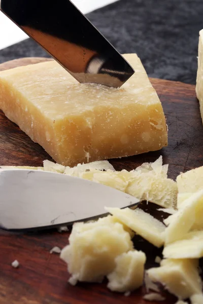 Věku autentické sýr parmezán parmigiano reggiano s sýr — Stock fotografie