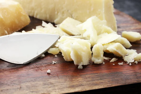 Um queijo parmigiano reggiano parmesão autêntico envelhecido com queijos — Fotografia de Stock