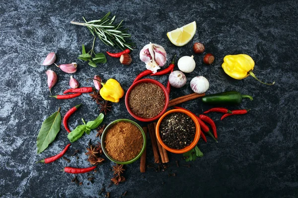 Especias y hierbas sobre fondo blanco. Alimentos y ingredientes de la cocina — Foto de Stock