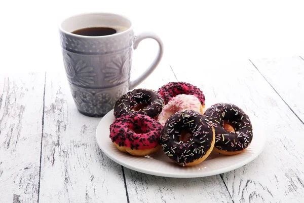 ドーナツと木製の背景の甘い朝食のコーヒー — ストック写真