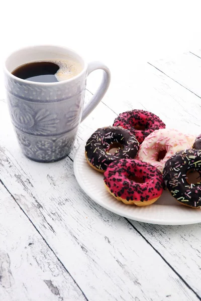 ドーナツと木製の背景の甘い朝食のコーヒー — ストック写真