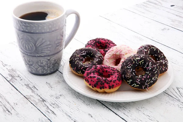 ドーナツと木製の背景の甘い朝食のコーヒー — ストック写真