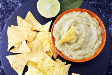 Kase guacamole koyu arka plan üzerinde tortilla cips ile