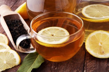 Şeffaf bir fincan sıcak çay. Çay limon meyve ile. DRI Isınma