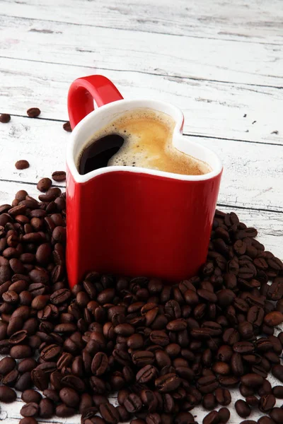 赤ハート コーヒー カップとテーブルの上の豆. — ストック写真