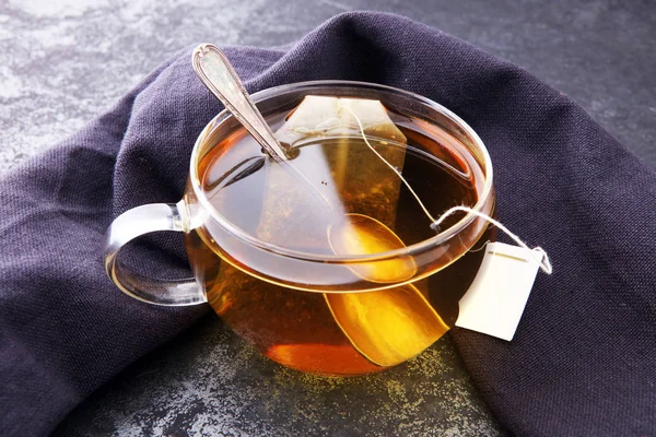 Csésze forró tea a teás zacskó. Kupa az átlátszó üveg. — Stock Fotó