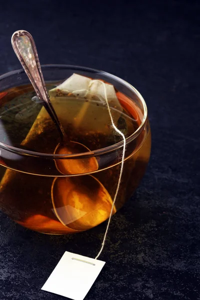Csésze forró tea a teás zacskó. Kupa az átlátszó üveg. — Stock Fotó
