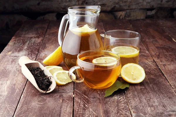 Egy átlátszó csésze forró teát. Citromos gyümölcs tea. Felmelegedés dri — Stock Fotó