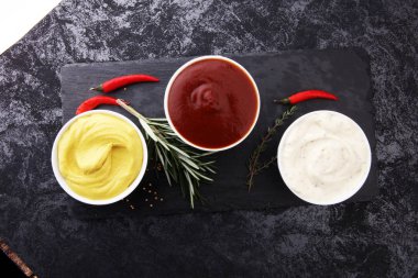 Klasik beyaz daireler soslar kümesi: Amerikan sarı hardal,