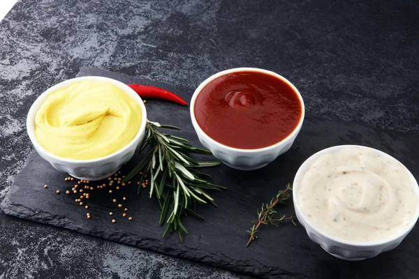 Classic set van sauzen in witte schoteltjes: Amerikaanse gele mosterd, — Stockfoto
