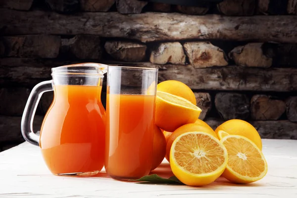 Скляна банка свіжого апельсинового соку зі свіжими фруктами на білому столі — стокове фото