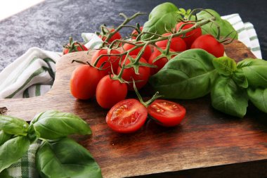 Kiraz domates fesleğen ve çanak towl üzerinde kesme tahtası ile