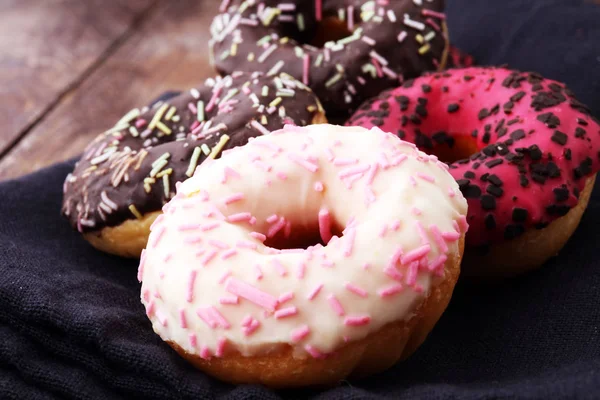 Donuts variados com chocolate fosco, vidros rosa e polvilhe — Fotografia de Stock