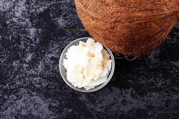 Flocos de coco com coco inteiro. Conceito de alimento tropical — Fotografia de Stock