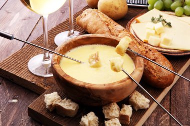 Gurme İsviçre fondü yemek çeşitli ch ile bir kış akşamında