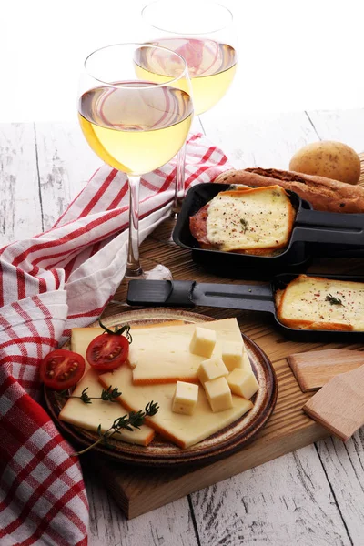 Delicioso queso tradicional suizo derretido raclette en cubitos hervir — Foto de Stock