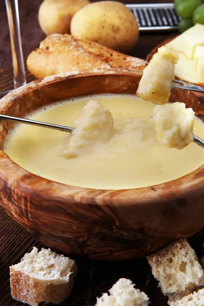 Schweizisk fondue gourmetmiddag på en vinterkväll med blandade ch — Stockfoto