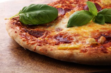 Sıcak ev yapımı Pepperoni Pizza hazır yemek fesleğen ile