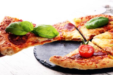 Sıcak ev yapımı Pepperoni Pizza hazır yemek fesleğen ile