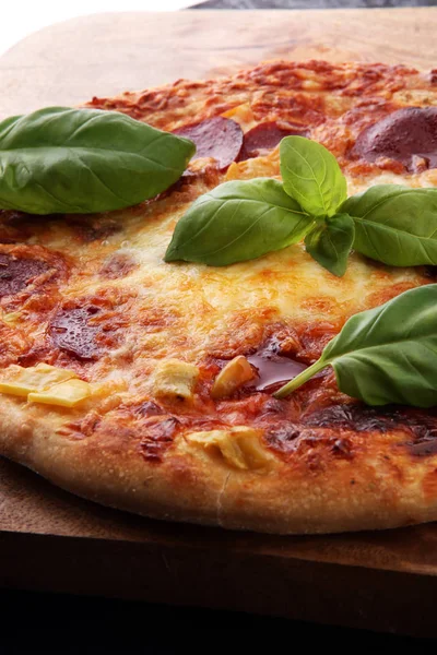 Pizza de pepperoni caseira quente pronta para comer com manjericão — Fotografia de Stock